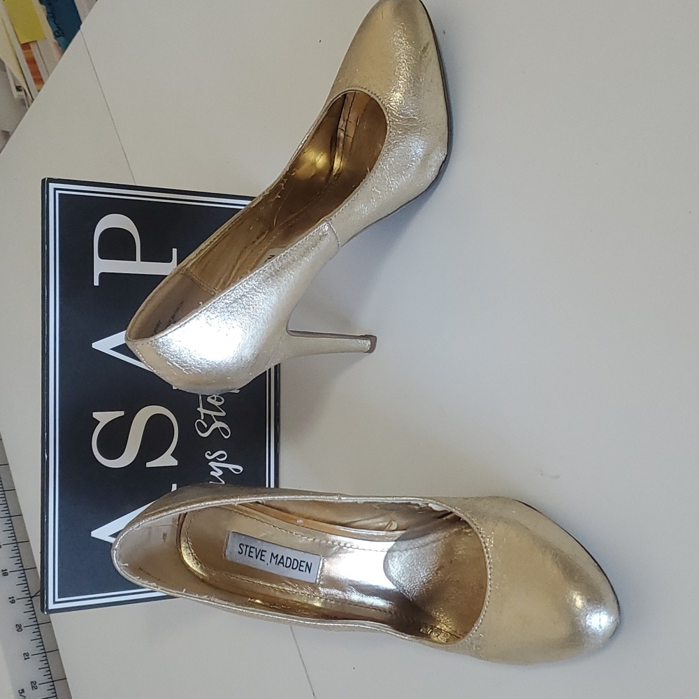 Women's 10B gold lamae heels